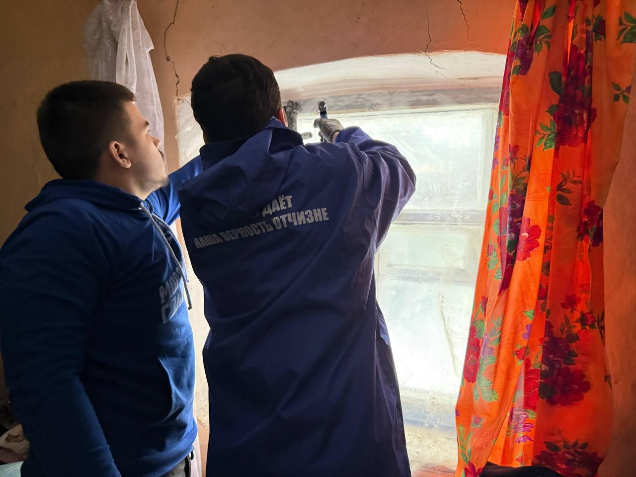 Пензенцы утеплили окна в доме пожилого жителя подшефного Токмака