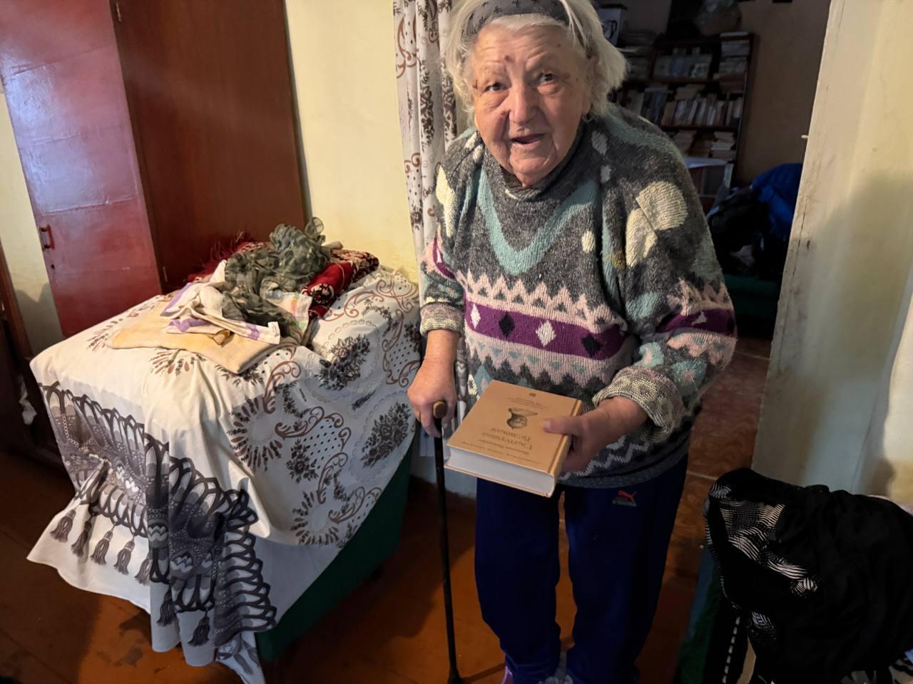 Пензенские волонтеры исполнили книжную мечту пожилой жительницы Токмака
