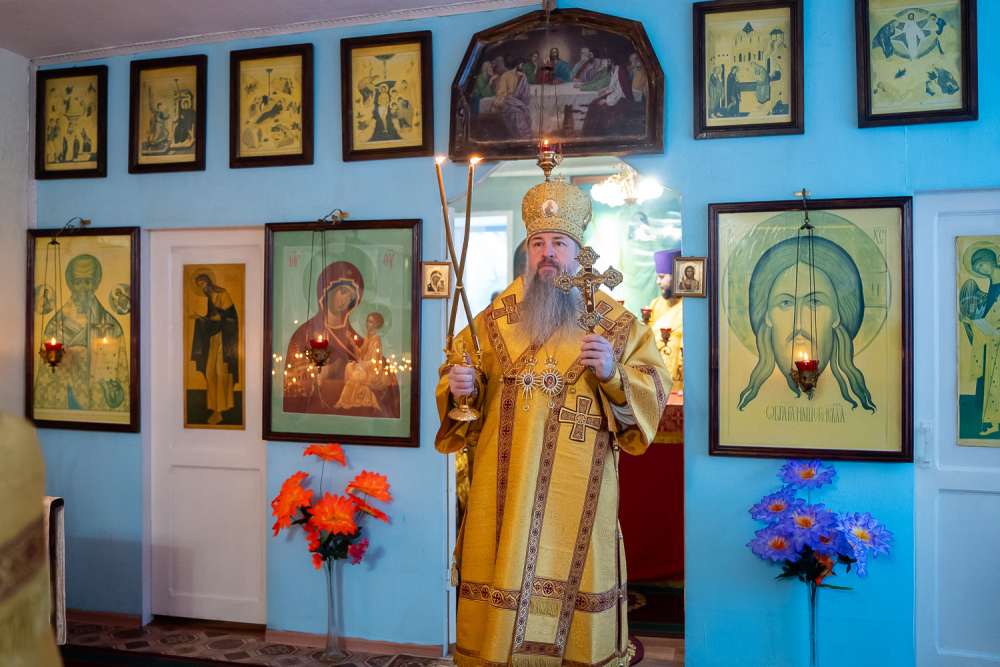 Митрополит Серафим совершил литургию в Шемышейском районе