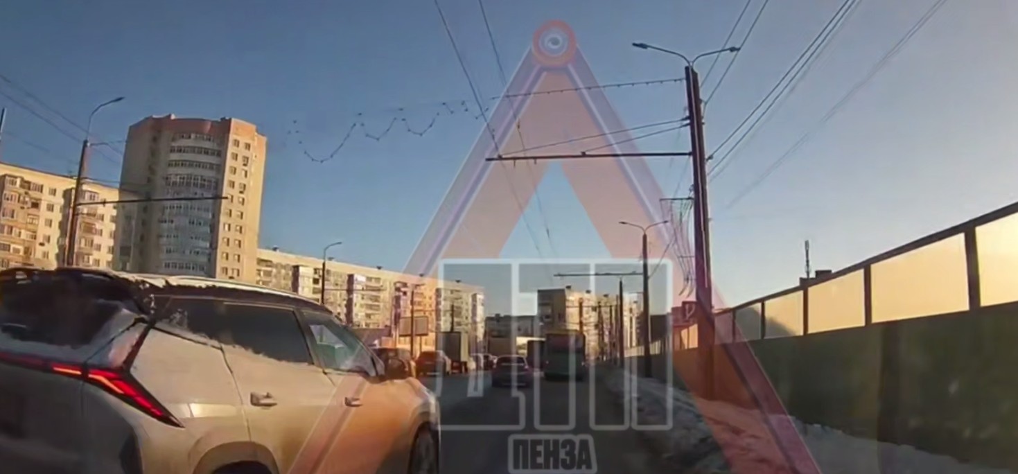 В Пензе водитель перестраивался и едва не устроил ДТП