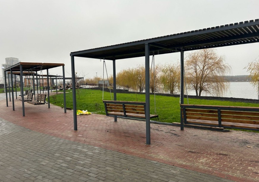 В Спутнике вдоль главной аллеи повесили новые качели