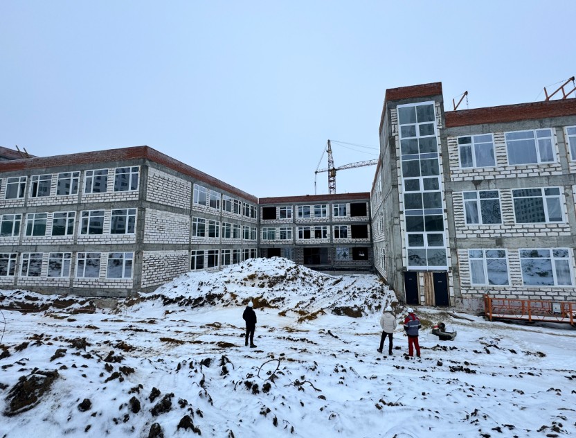 В здании будущей школы на 550 мест в Дальнем Арбеково возвели уже три этажа