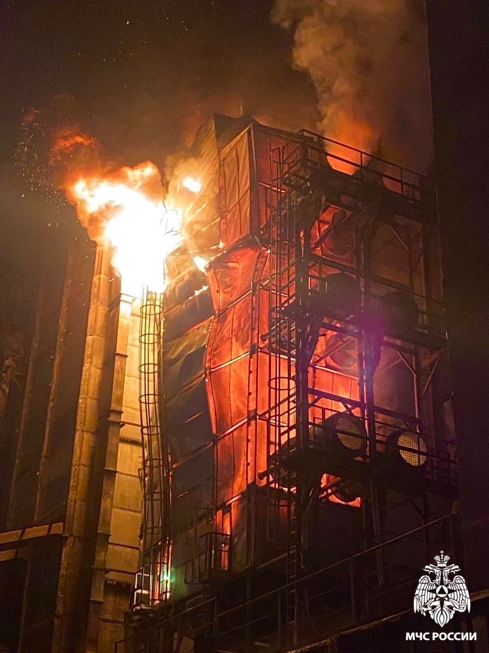 Пожар в Кузнецке тушили более 10 часов, сгорело 25 тонн подсолнечника