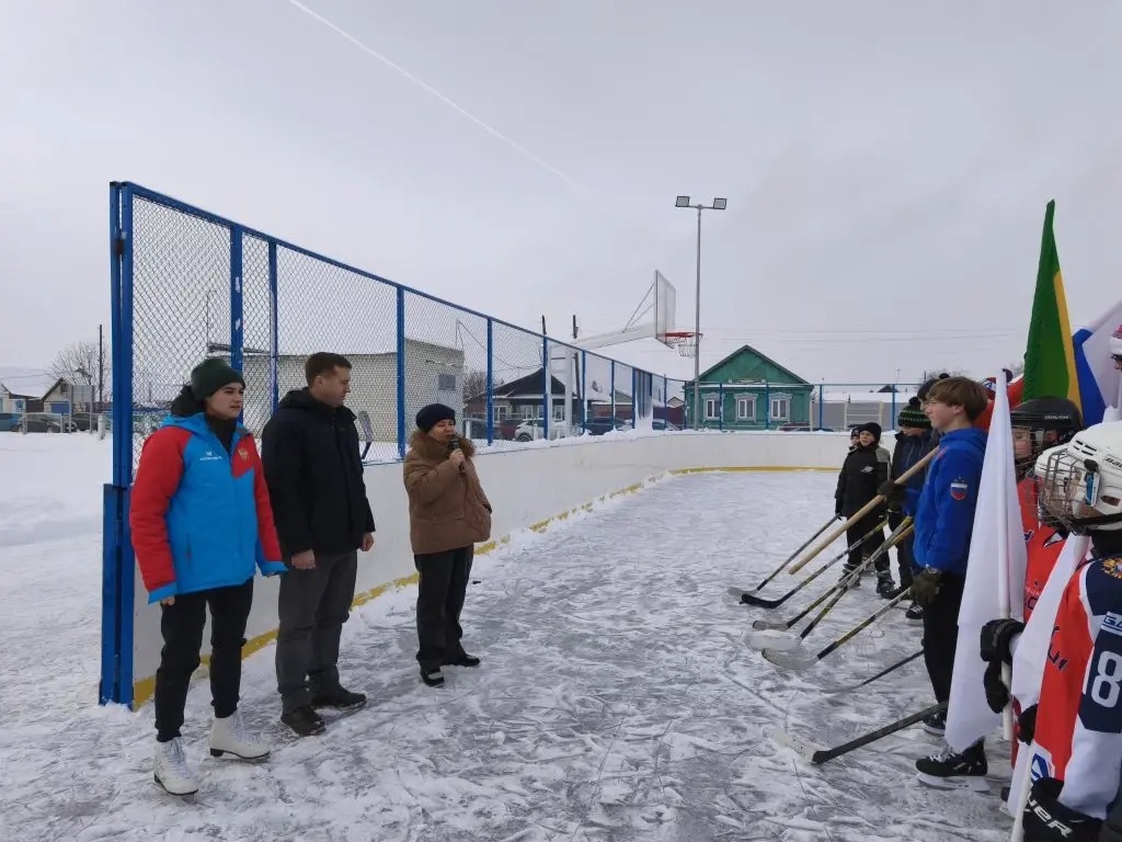 Каток у школы №17 в Кузнецке открыл зимний сезон
