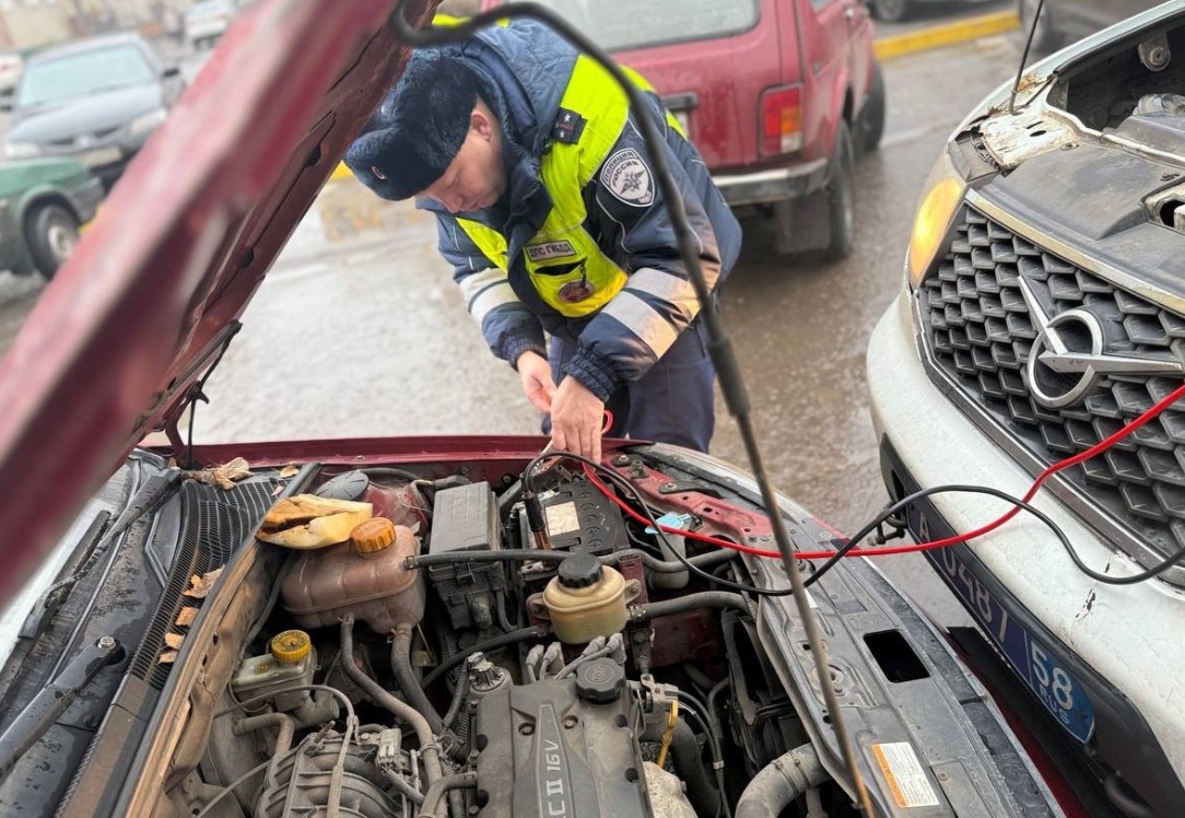 Сердобские инспекторы пришли на выручку автоледи с севшим аккумулятором
