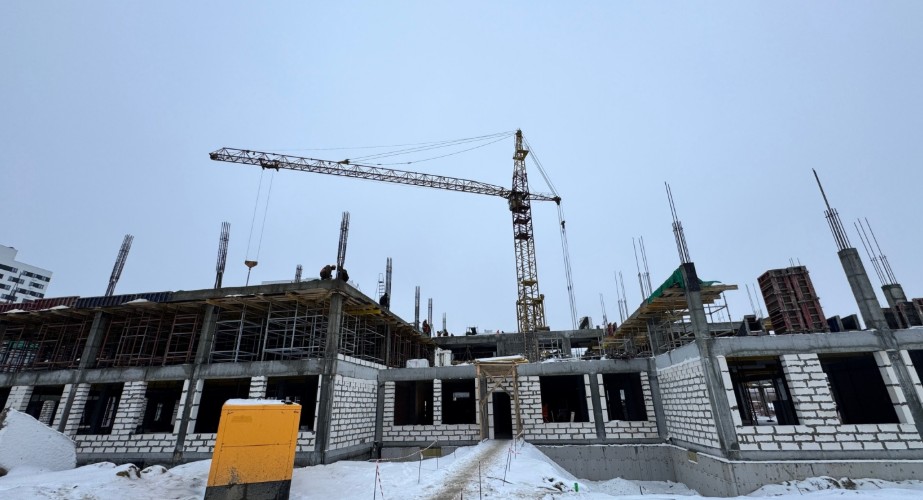На стройплощадке школы на 550 мест в Дальнем Арбеково трудятся более 100 человек