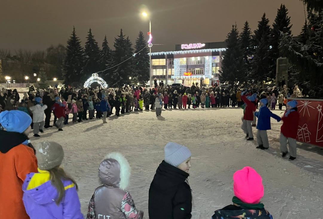 В Кузнецке весело открыли зимний городок на центральной площади