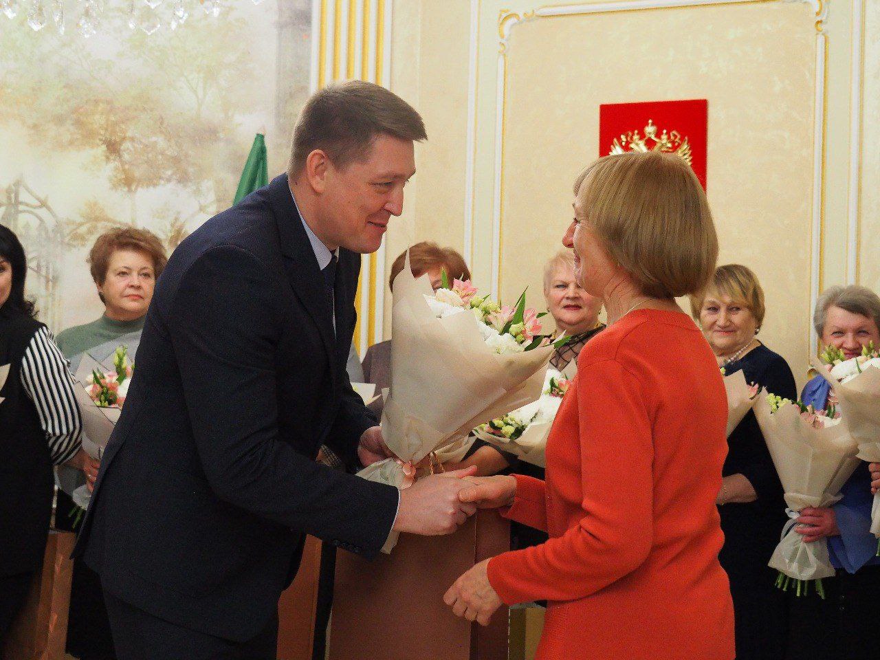 В Пензенской области наградили лучших сотрудников и ветеранов органов ЗАГС