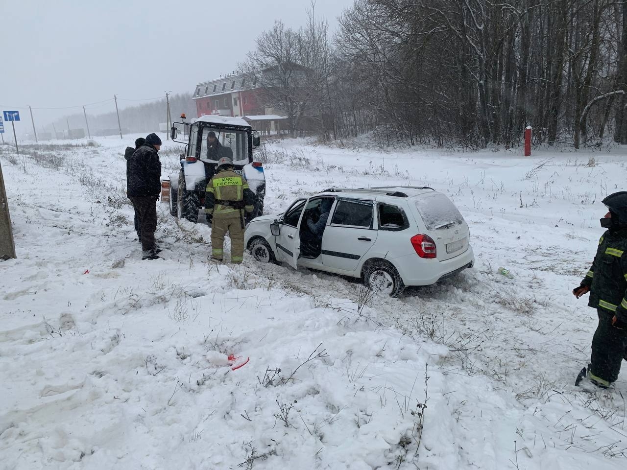 На трассе М-5 в Городищенском районе Лада Калина вылетела в кювет
