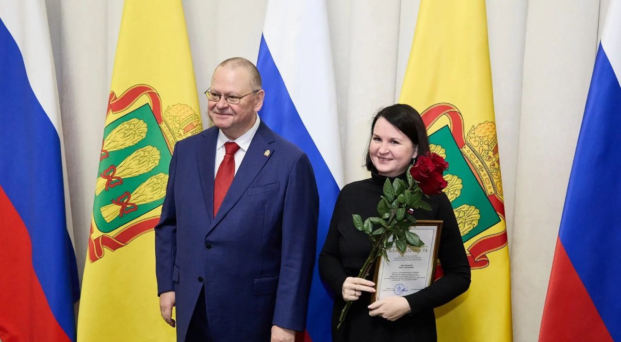 Олег Мельниченко наградил Ольгу Чистякову за развитие законодательства