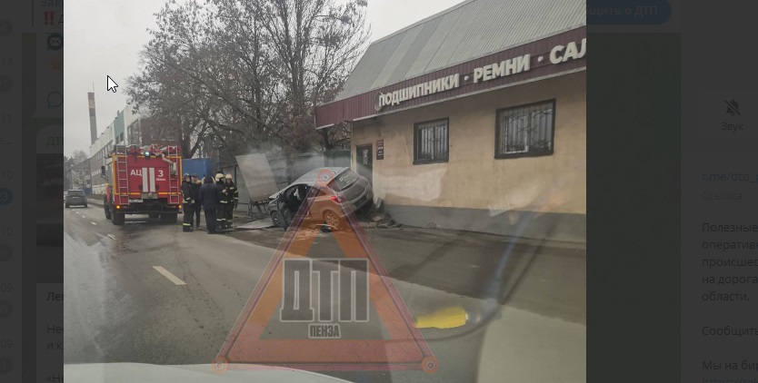 Легковушка въехала в автомагазин на Пензе-3
