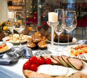 Запеченная утка с яблоками и черносливом к Новому году