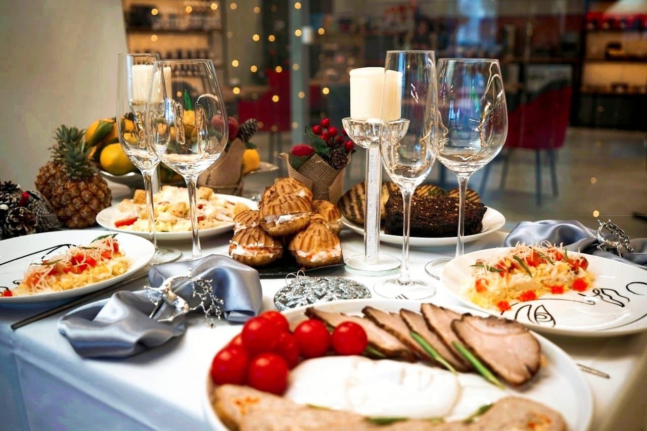 Запеченная утка с яблоками и черносливом к Новому году