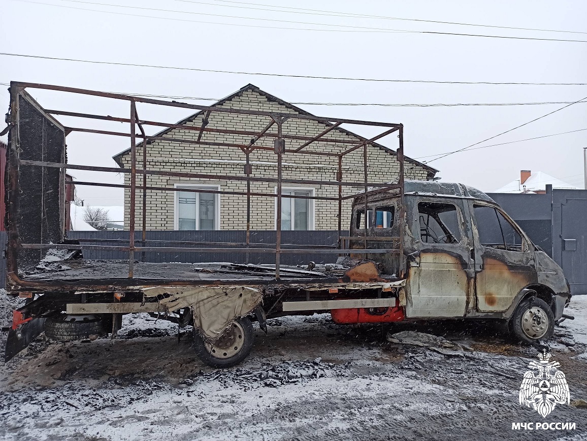 Появились новые фото с двух пожаров в Кузнецке, уничтоживших автомобили
