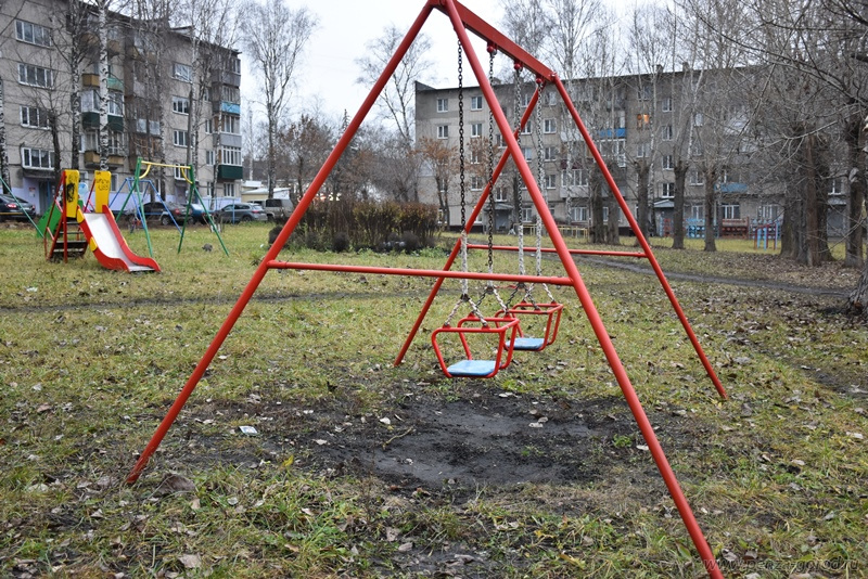 Пензенцам объяснили, почему демонтируют качели с детских площадок во дворах