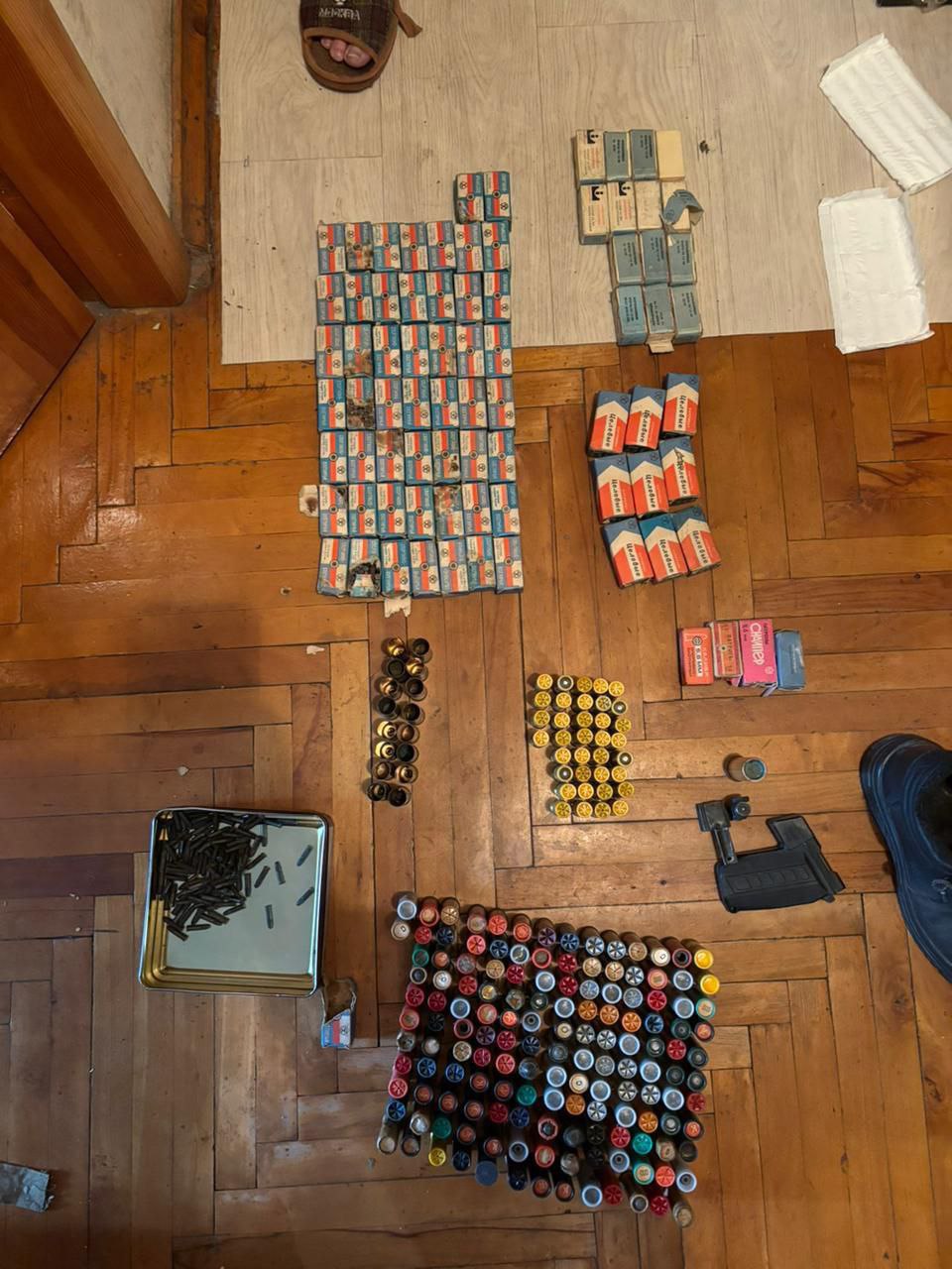 В Пензе полицейские нашли почти 4 тысячи патронов, спрятанных в диване