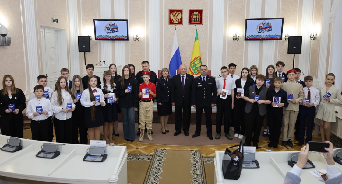 Врио начальника УМВД в Пензе вручил 14-летним активистам первые паспорта