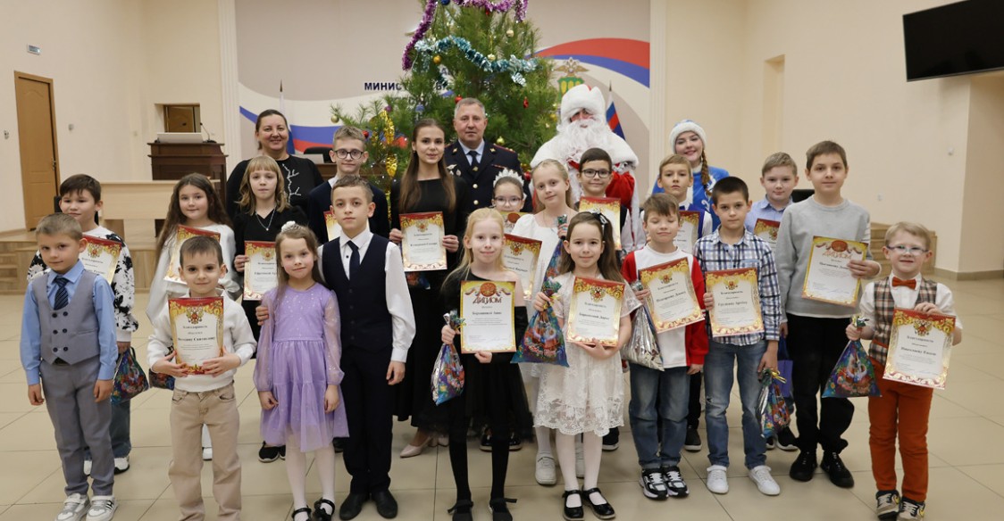 В Пензе Полицейский Дед Мороз наградил детей сотрудников МВД за лучшие рисунки