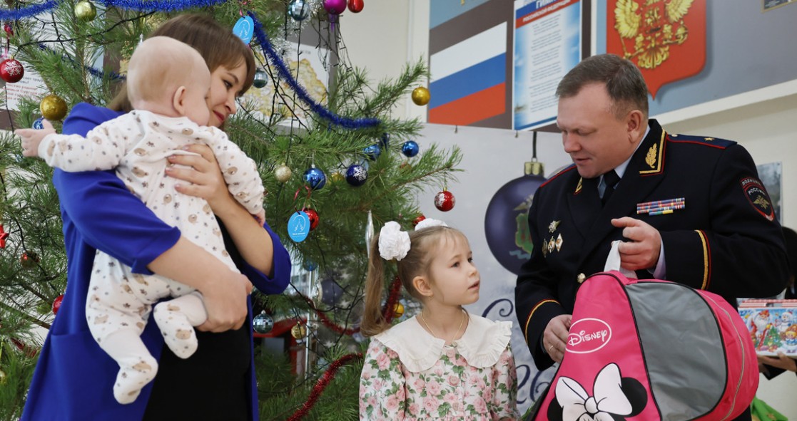 Начальник пензенского УМВД исполнил новогоднее желание семилетней девочки
