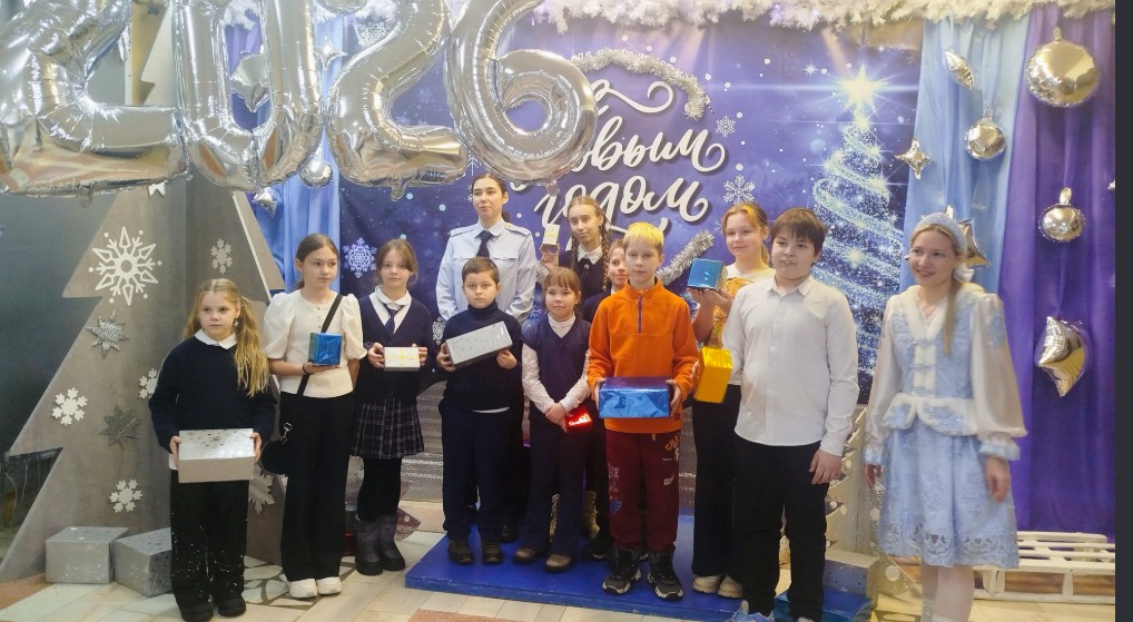 Полиция и общественники Заречного поздравили детей с наступающим Новым годом