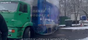Мусоровоз в центре Пензы попал в ловушку 23 декабря