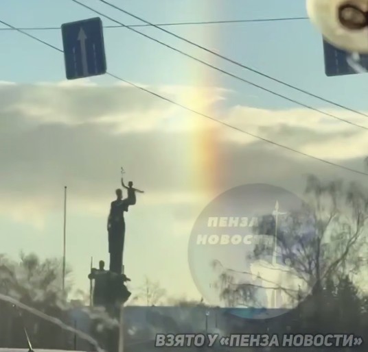 Небо над Пензой украсили редкое гало и вертикальная радуга