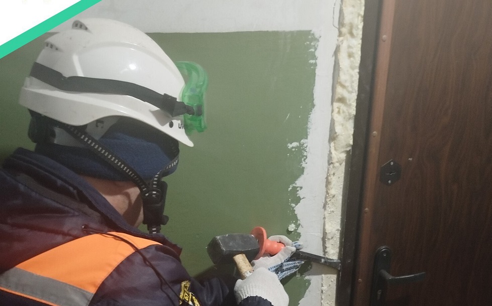 В Пензе спасатели вызволили женщину из запертой квартиры после криков о помощи