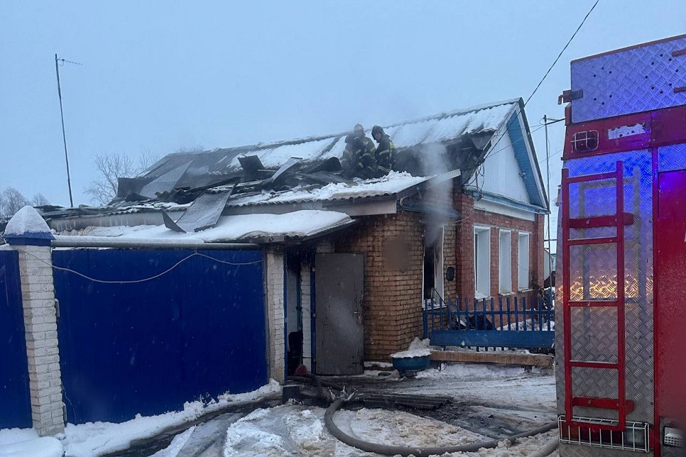 Следователи проводят проверку после гибели женщины в пожаре в Грабово