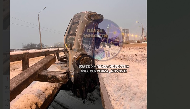 На Толстовском путепроводе авто влетело в зазор между дорожными полотнами