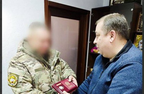 Олег Мельниченко передал награды землякам-бойцам через вице-губернатора