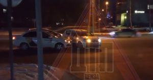 В центре Пензы такси столкнулось с легковушкой вечером 24 декабря