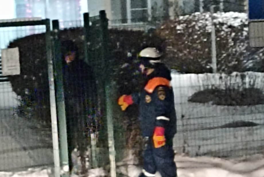 В Пензе спасатели помогли мужчине выбраться из металлического забора