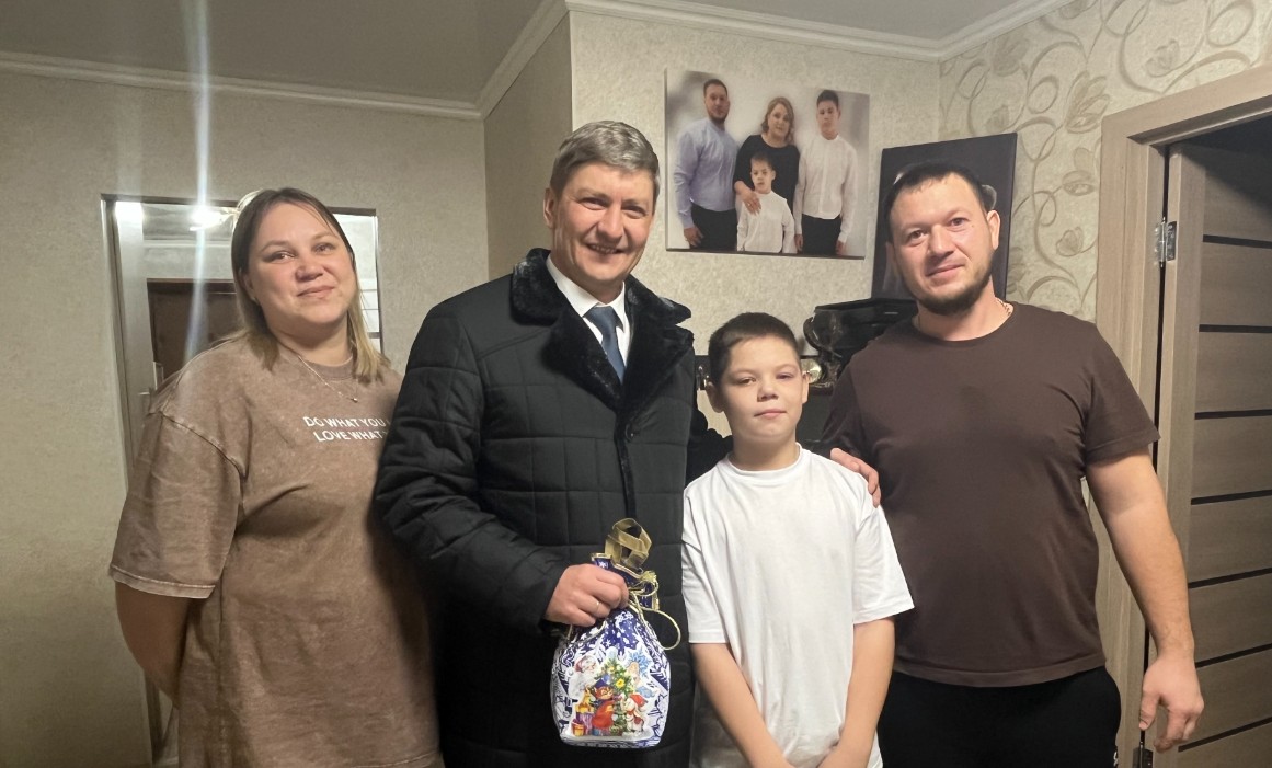 Школьник из Кузнецка получил новый самокат в рамках акции Елка желаний