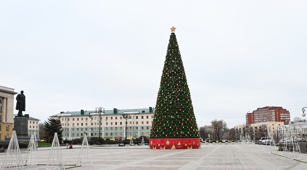 В Пензе провели тестовый запуск праздничной иллюминации на главной елке