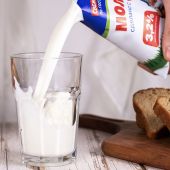 Почему домашнее молоко превращается в простоквашу, а магазинное — нет?