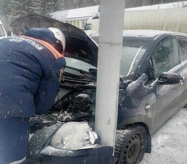 Водитель иномарки врезался в столб в Чаадаевке и попал в больницу