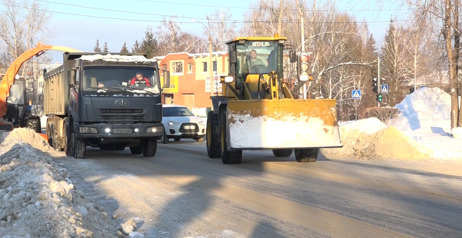В Кузнецке водителей просят не оставлять машины на обочинах во время снегопадов