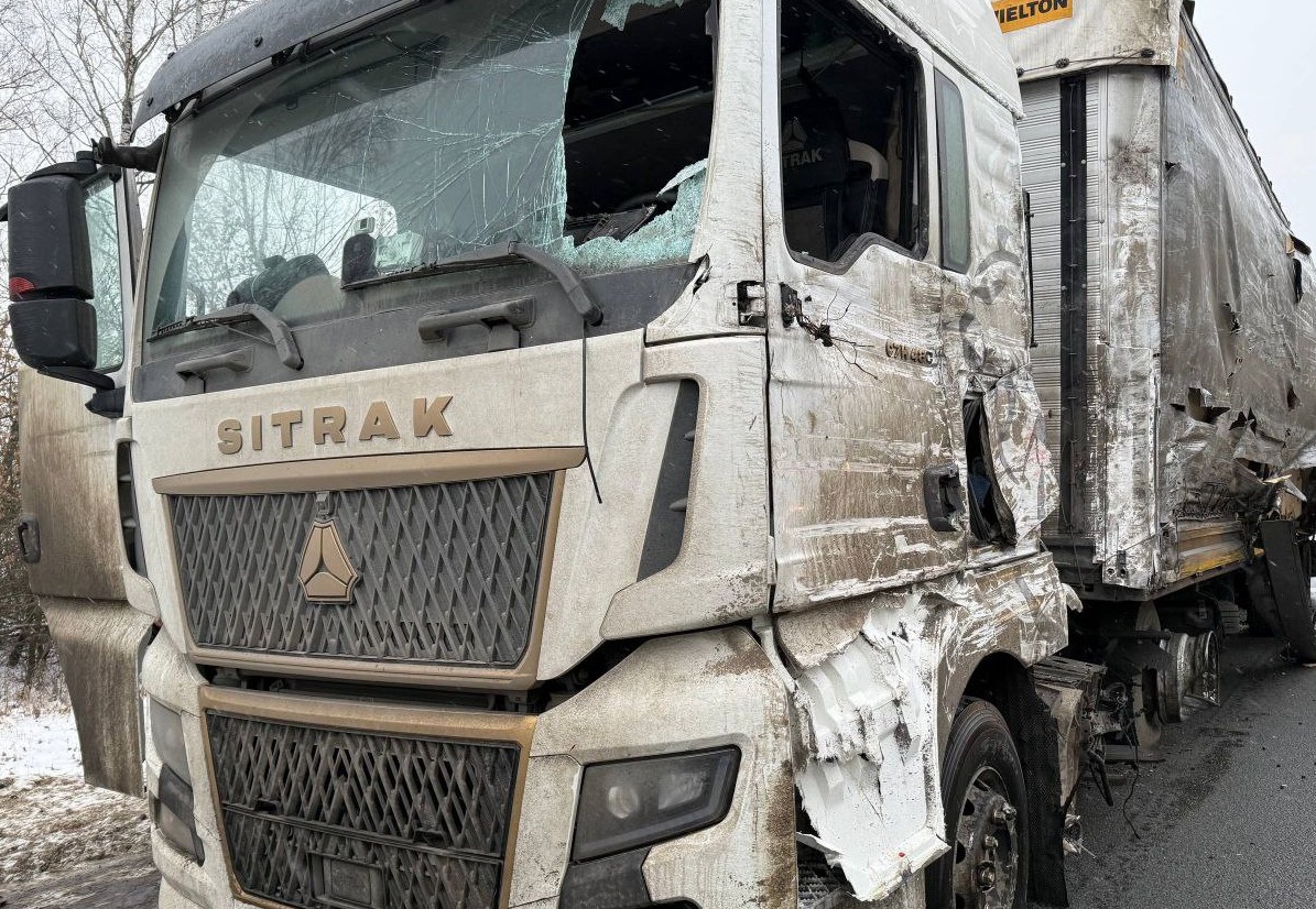 На трассе М5 в Спасском районе столкнулись две фуры, один водитель погиб