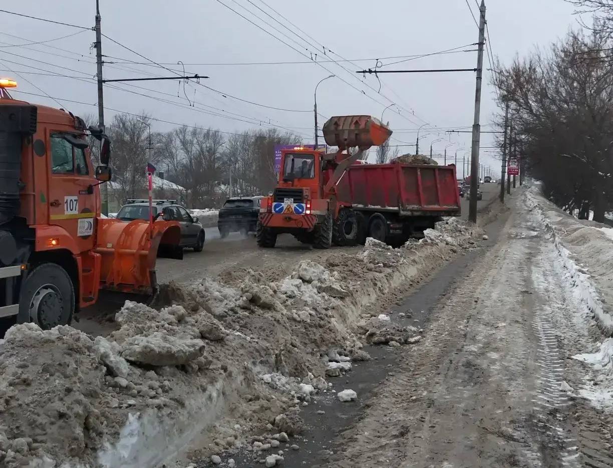 В Пензе 9 января улицы от снежных навалов очищают 130 человек и 110 спецмашин