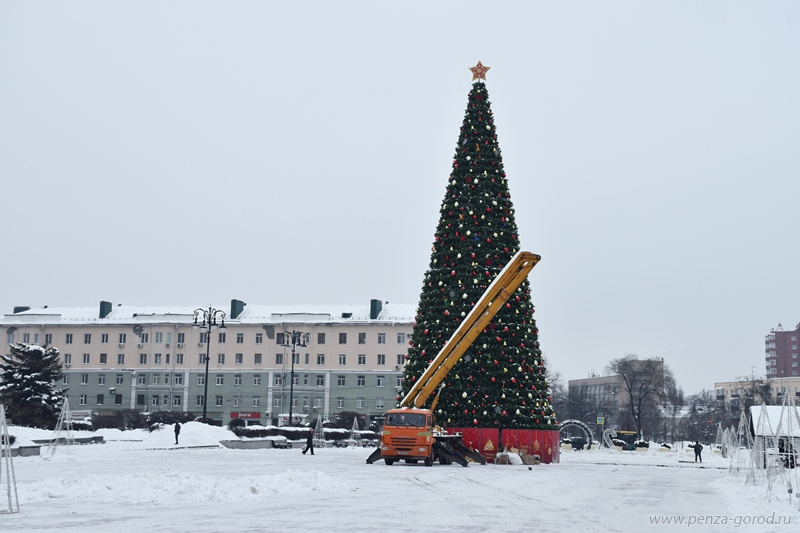 В центре Пензы начали разбирать главную ёлку