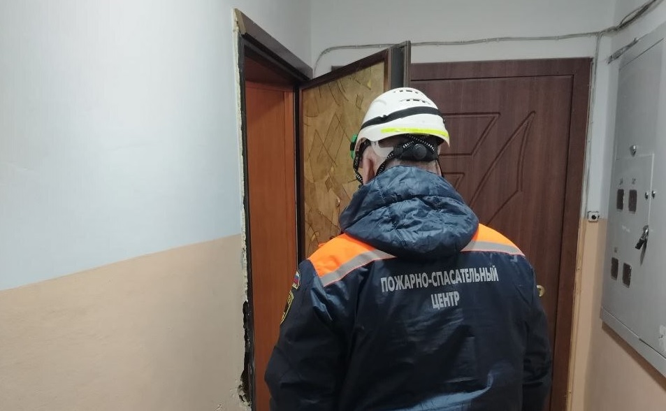 В Пензе спасатели вскрыли дверь, чтобы помочь упавшему мужчине-инвалиду