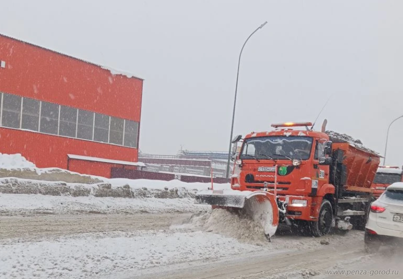 Более 100 единиц спецтехники борются со снегопадом в Пензе 30 января
