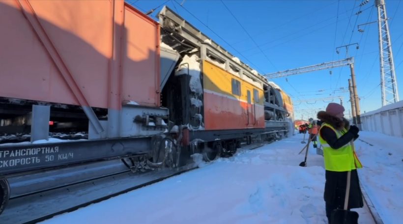 В Пензе офисные работники вышли расчищать от снега железную дорогу