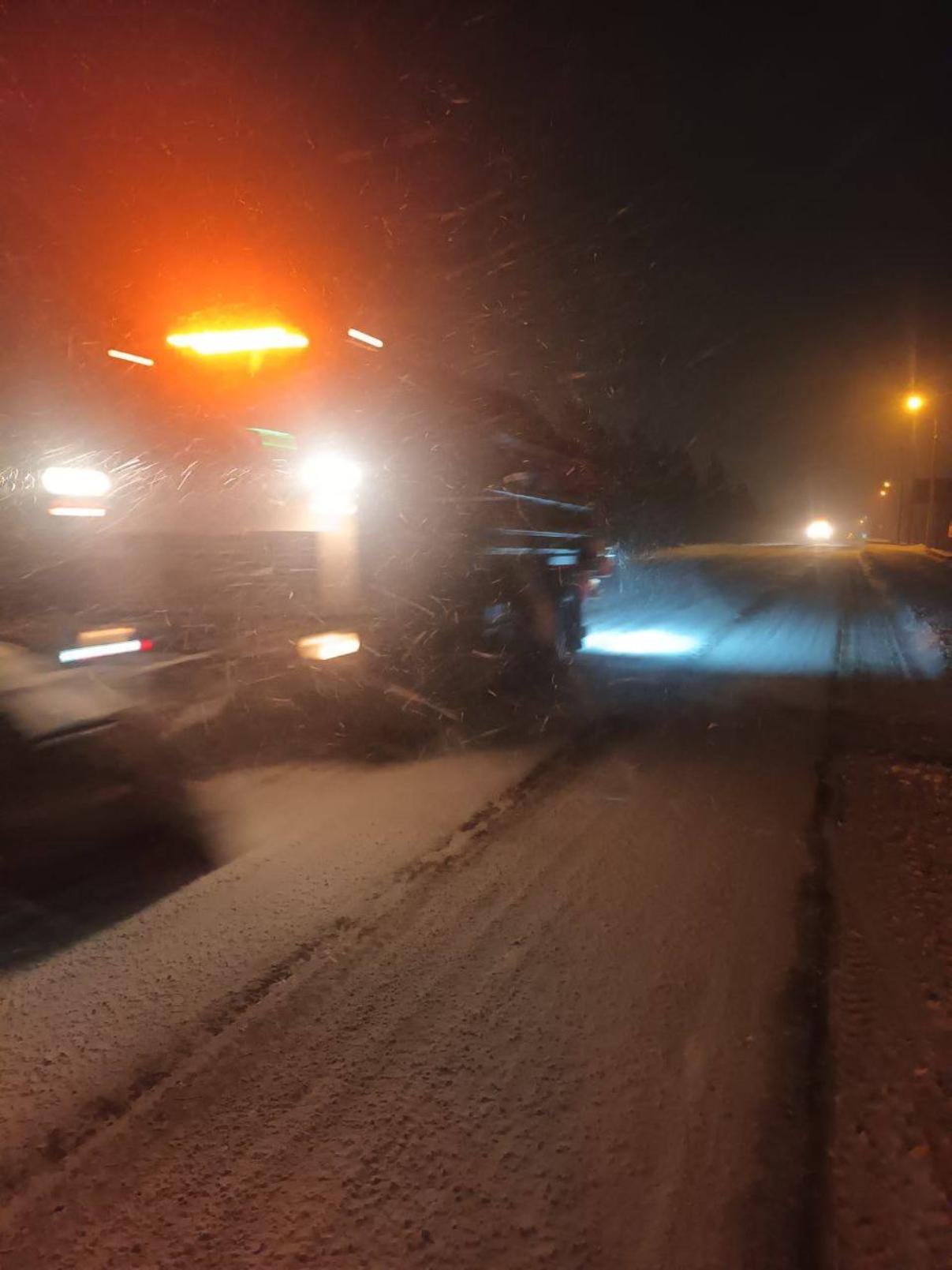 На региональных трассах Пензенской области ночью работало более 180 спецмашин