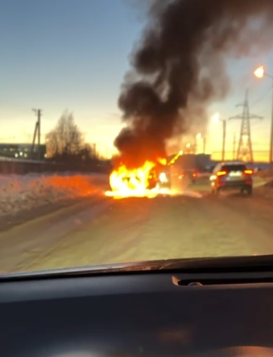 В Пензе на пьяной дороге пять пожарных тушат горящую машину