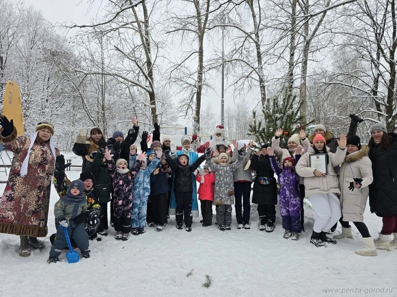 В Пензе проходят новогодние праздники двора с Дедом Морозом и Снегурочкой