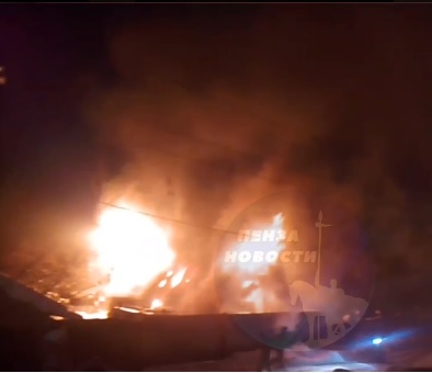 В Пензе 16 пожарных тушили горящую баню на улице Нейтральной