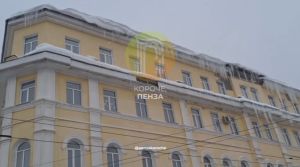 В Пензе крыши домов украсили смертельно опасные метровые сосульки