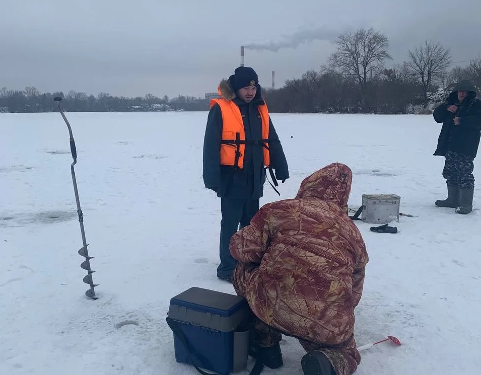 В Пензе спасатели эвакуировали рыбаков, потерявшихся на Сурском водохранилище