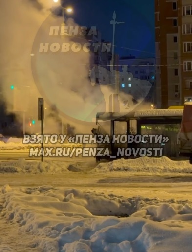 В Пензе горящий автобус у библиотеки Лермонтова тушили 11 пожарных